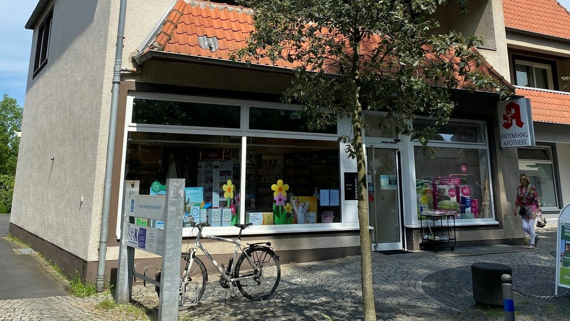 Zu sehen ist ein Geschäft an einer Straße.