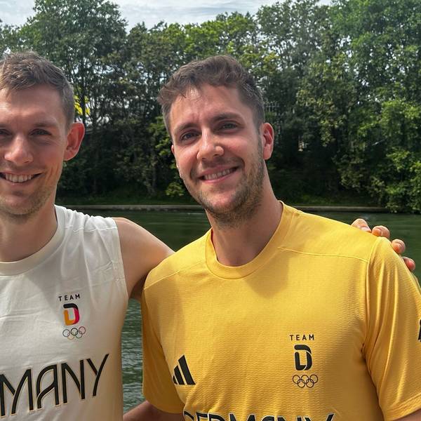 Mark Lamsfuß (r.) und Marvin Seidel blicken lächelnd in die Kamera.