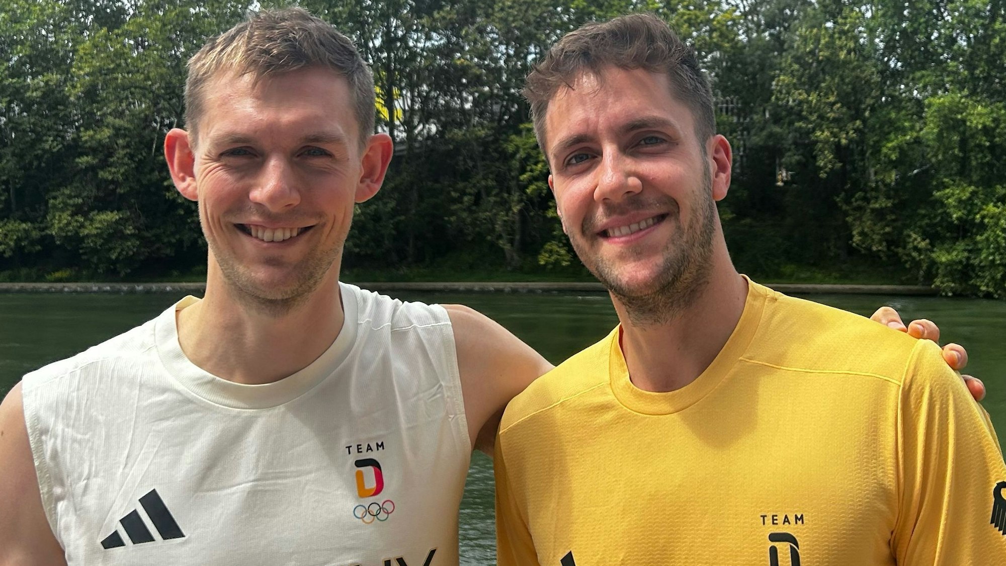 Mark Lamsfuß (r.) und Marvin Seidel blicken lächelnd in die Kamera.