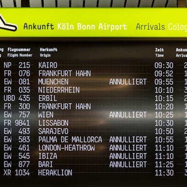 Ein Anzeigendisplay am Köln-Bonner Flughafen zeigt Verspätungen und Flugausfälle an. Klimaaktivisten hatten am Flughafen Köln/Bonn durch Sitzblockaden eine Unterbrechung des Flugverkehrs verursacht.
