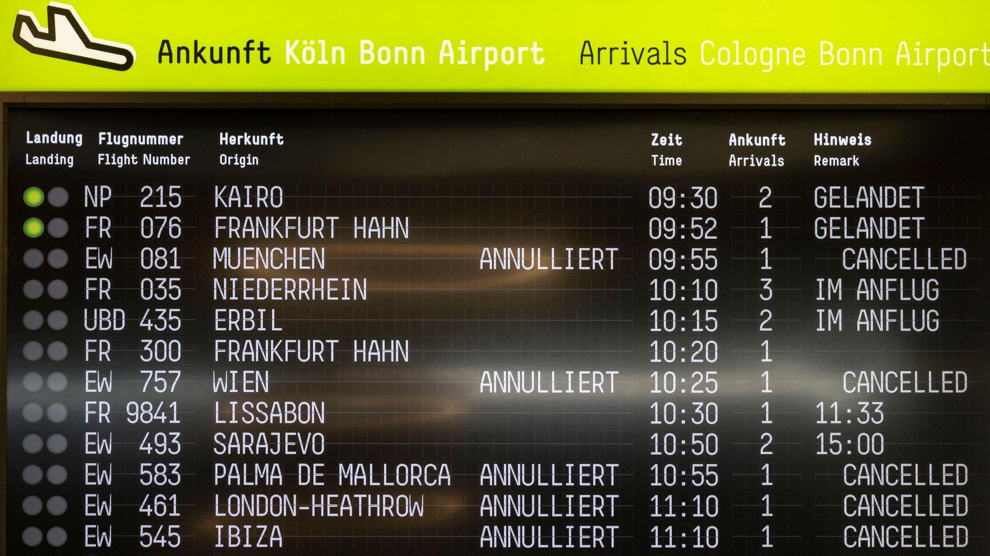 Ein Anzeigendisplay am Köln-Bonner Flughafen zeigt Verspätungen und Flugausfälle an. Klimaaktivisten hatten am Flughafen Köln/Bonn durch Sitzblockaden eine Unterbrechung des Flugverkehrs verursacht.
