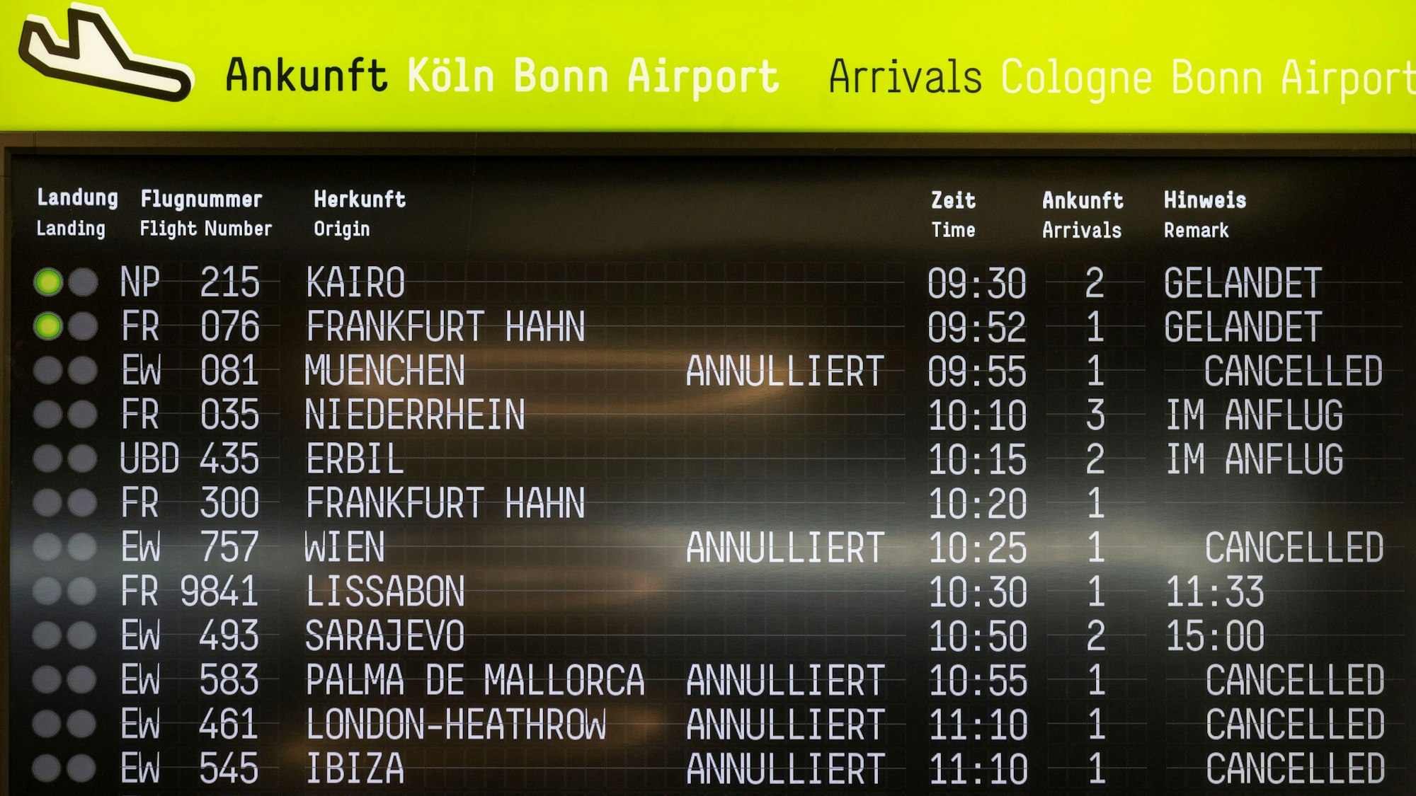 Ein Anzeigendisplay am Köln-Bonner Flughafen zeigt Verspätungen und Flugausfälle an. Klimaaktivisten hatten am Flughafen Köln/Bonn durch Sitzblockaden eine Unterbrechung des Flugverkehrs verursacht.