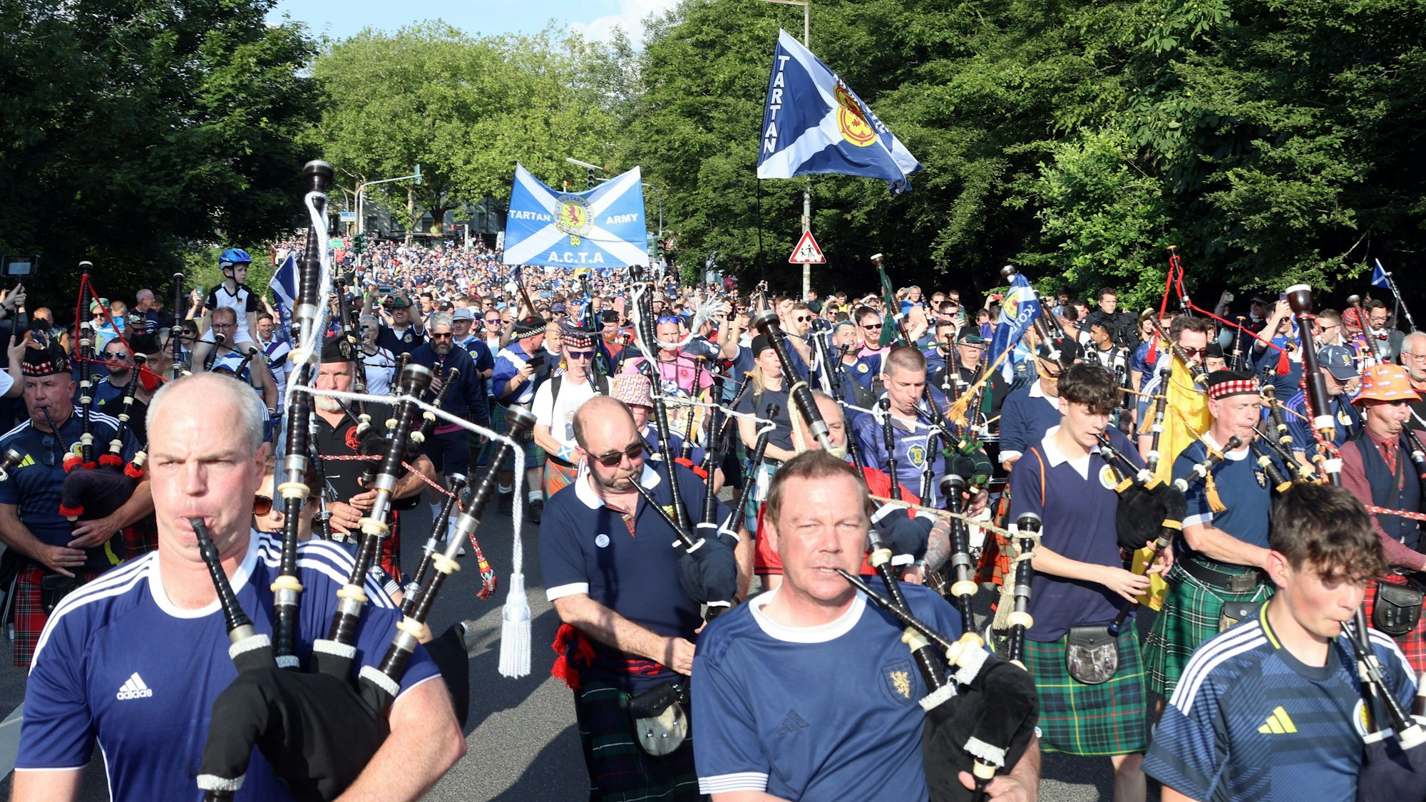 Die Tartan Army auf dem Weg zum Rhein-Energie-Stadion