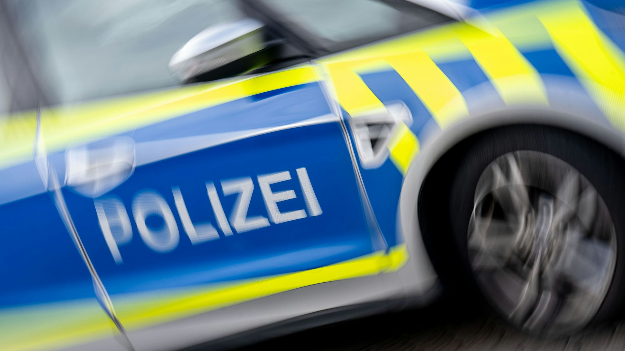 Ein Polizeifahrzeug steht auf dem LKW-Parkplatz Plötzetal an der A14.