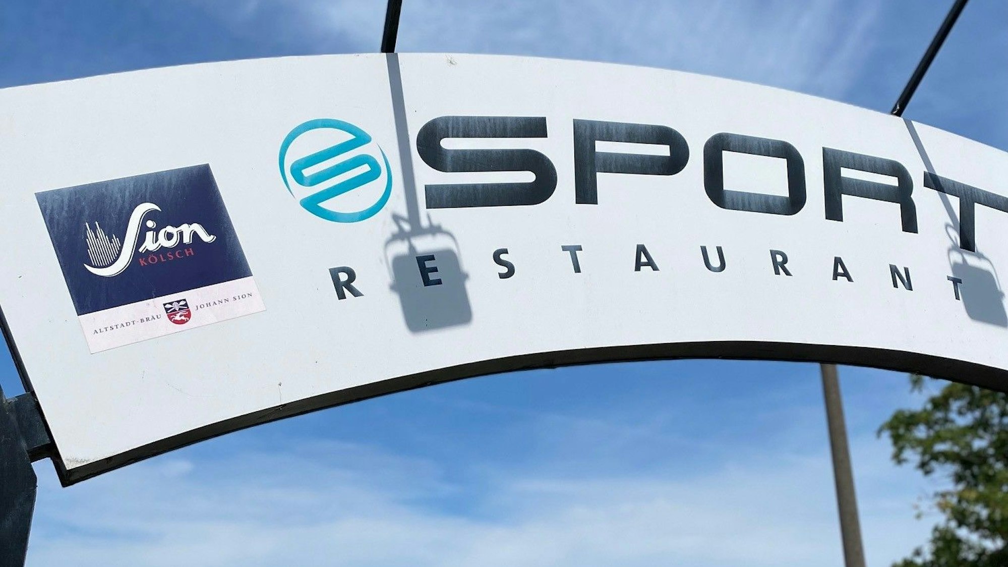Zu sehen ist ein Schild vor blauem Himmel.