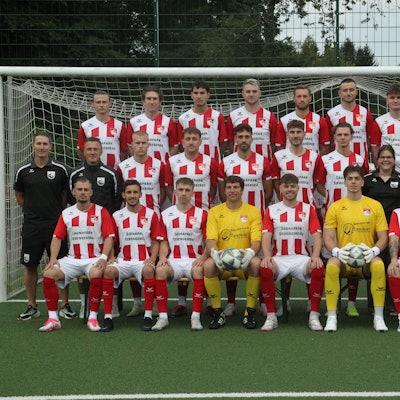 Artem Donchenko (oben, von links), Sebastian Witt, Linus Salm, Tim Becker, Jan Kostorz, Mika Jetlaff, Jannik Goethe, Ali Akber Motazawi, Shogo Aikawa, Co-Trainer Stefan Behr O`Hara (Mitte, von links), Trainer Marcus Voike, Jan Lucas Mowitz, Linus Zakrzewski, Nicholas Caspar, Marc Banko, Ludovico Von Braun, Physiotherapeutin Kathi Ritter, Torwart-Trainer Dennis Quardt, Betreuer Christian Patz, Sportlicher Leiter Andy Wind, Eric Zientz (unten, von links), Noureddine Benidir, Michel Möller, Sebastian Klein, Nikolas Klosterhalfen, Fabius Leipelt, Justin Kürten, Nils Stephan und Gian-Luca Blazic vom TuS Oberpleis.