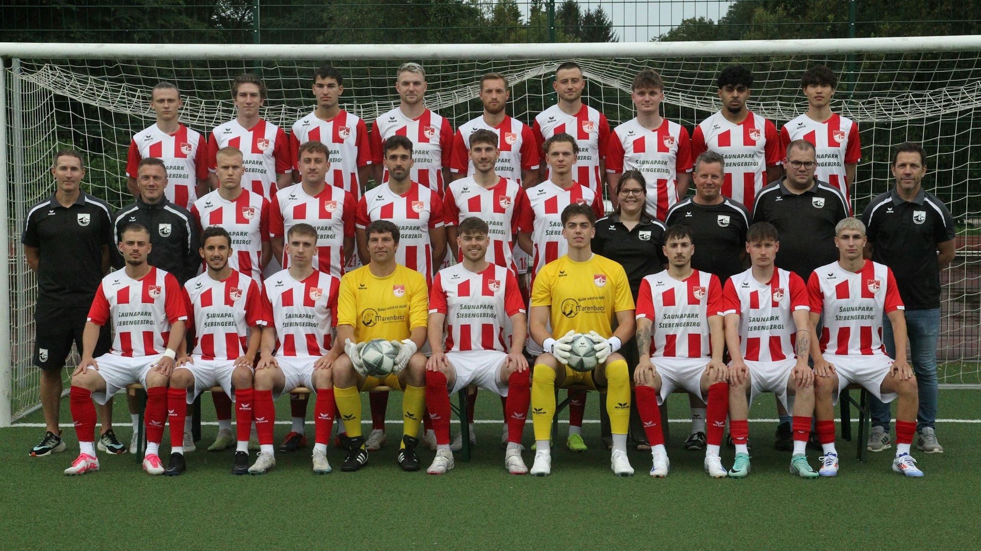 Artem Donchenko (oben, von links), Sebastian Witt, Linus Salm, Tim Becker, Jan Kostorz, Mika Jetlaff, Jannik Goethe, Ali Akber Motazawi, Shogo Aikawa, Co-Trainer Stefan Behr O`Hara (Mitte, von links), Trainer Marcus Voike, Jan Lucas Mowitz, Linus Zakrzewski, Nicholas Caspar, Marc Banko, Ludovico Von Braun, Physiotherapeutin Kathi Ritter, Torwart-Trainer Dennis Quardt, Betreuer Christian Patz, Sportlicher Leiter Andy Wind, Eric Zientz (unten, von links), Noureddine Benidir, Michel Möller, Sebastian Klein, Nikolas Klosterhalfen, Fabius Leipelt, Justin Kürten, Nils Stephan und Gian-Luca Blazic vom TuS Oberpleis.
