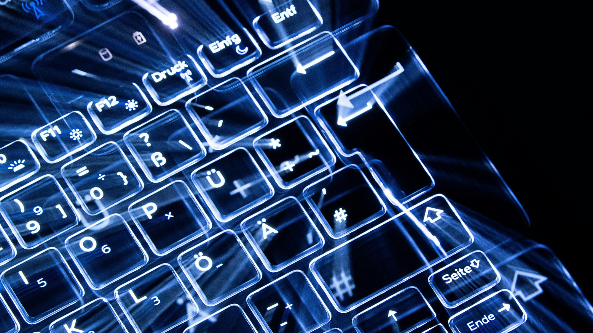 Wegen Datendiebstahls und Computersabotage ist ein IT-Unternehmer aus Bergisch Gladbach verurteilt worden. Das Urteil des Bensberger Amtsgerichts ist noch nicht rechtskräftig.