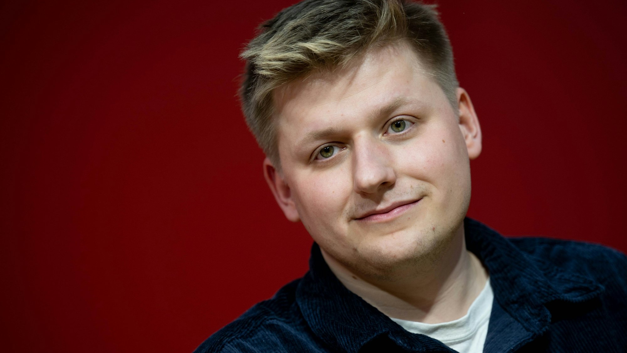ARCHIV: Der deutsche Satiriker Sebastian Hotz sitzt während seines Auftritts auf der Leipziger Buchmesse auf der Bühne.