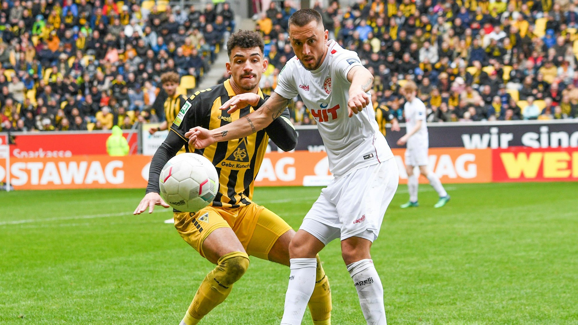 v.li.: Mika Hanraths Alemannia Aachen, 15, Dominik Ernst Fortuna Köln, 2, Zweikampf, Duell, duel, tackle, tackling, Dynamik, Action, Aktion, 30.03.2024, Aachen Deutschland, Fussball, Regionalliga West, Alemannia Aachen - Fortuna Köln *** v li Mika Hanraths Alemannia Aachen, 15 , Dominik Ernst Fortuna Köln, 2 , duel, duel, tackle, tackling, dynamics, action, action, 30 03 2024, Aachen Germany , Football, Regionalliga West, Alemannia Aachen Fortuna Köln xmhx