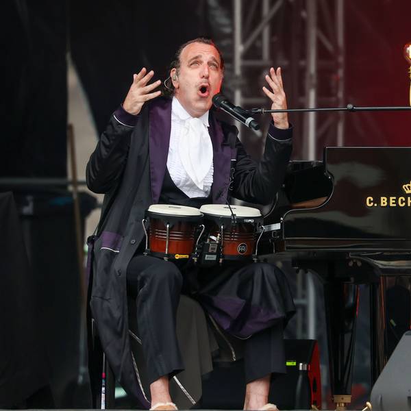 Chilly Gonzales bei seinem Konzert vor dem Kölner Dom auf dem Roncalliplatz im Juli 2024 – zwischen Bongo-Trommeln und Bechstein-Flügel.