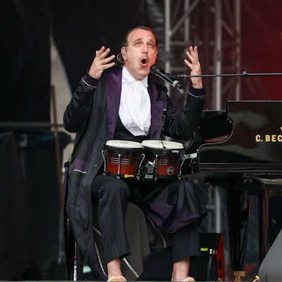 Chilly Gonzales bei seinem Konzert vor dem Kölner Dom auf dem Roncalliplatz im Juli 2024 – zwischen Bongo-Trommeln und Bechstein-Flügel.