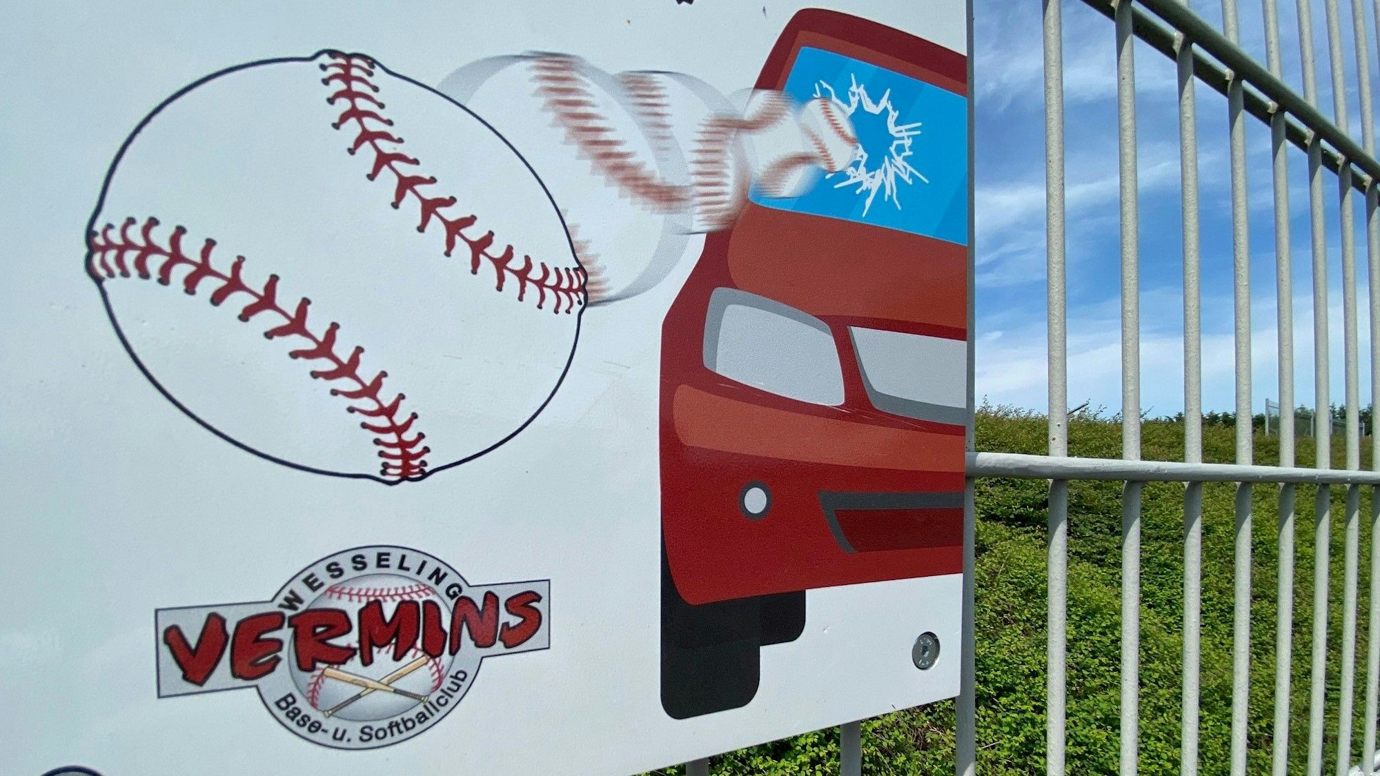 Zu sehen ist ein Schild an einem Zaun.