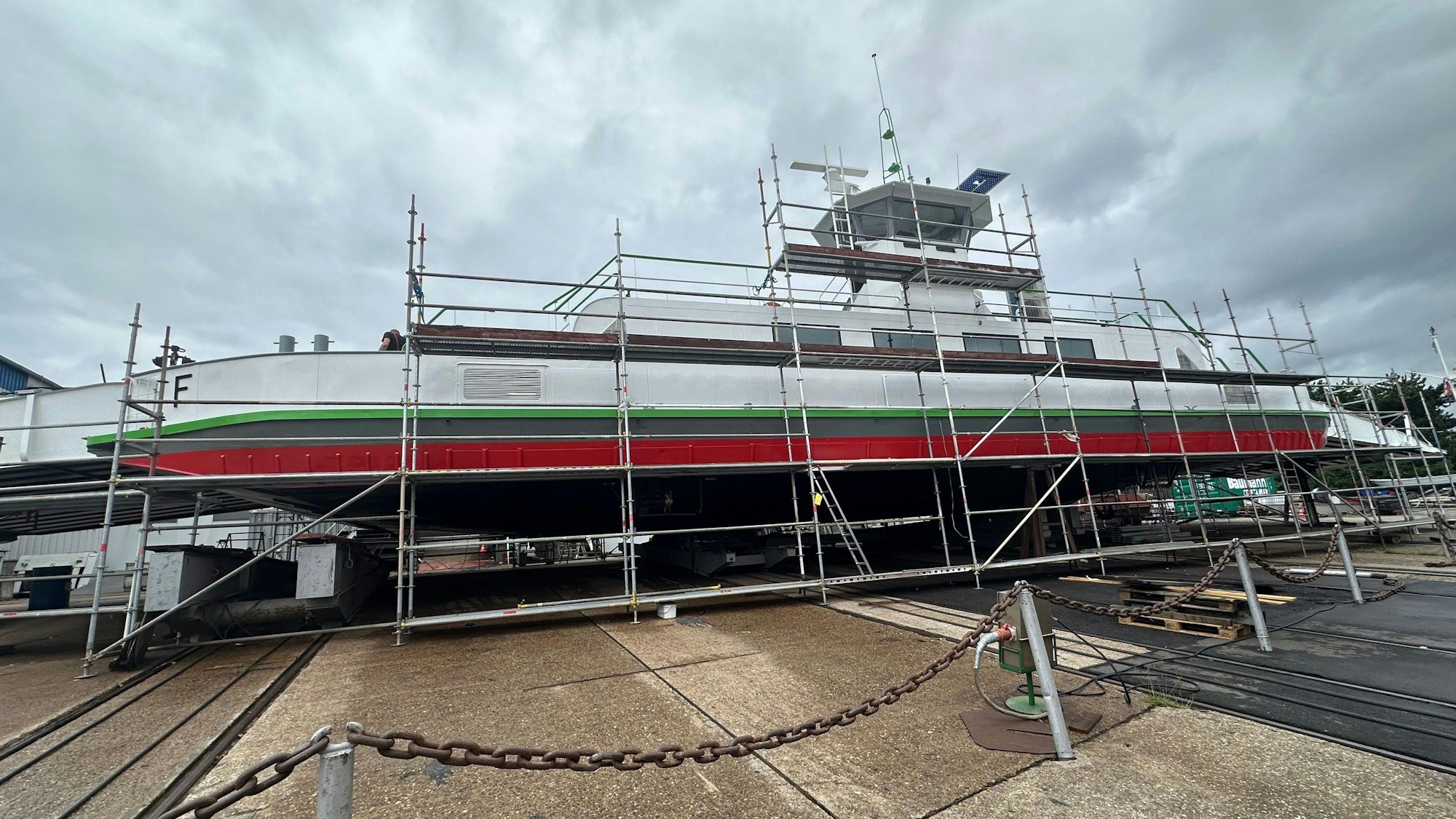 Die „Konrad Adenauer“ liegt auf der Helling der Lux-Werft in Niederkassel-Mondorf.
