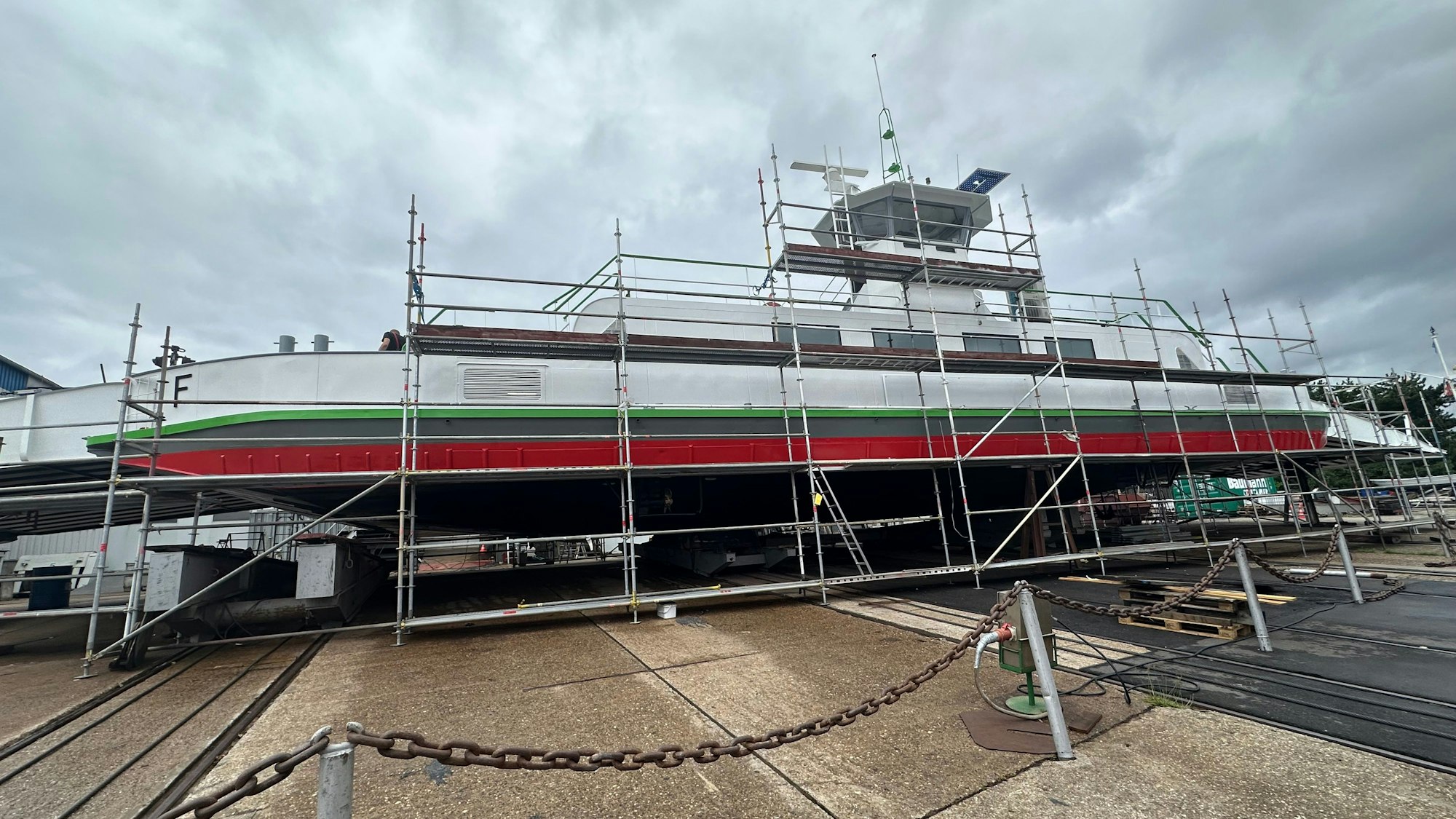 Die „Konrad Adenauer“ liegt auf der Helling der Lux-Werft in Niederkassel-Mondorf.