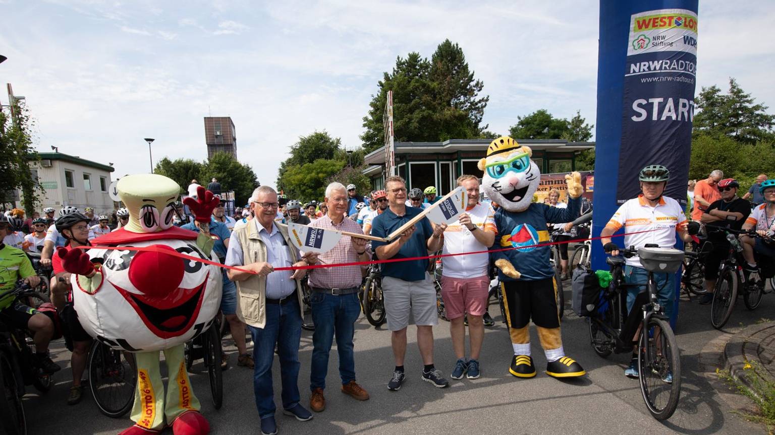 Startschuss für die NRW-Radtour 2024 am Donnerstag in Hamm (v.l.): Oskar Burkert (2. Bürgermeister von Hamm), Eckhard Uhlenberg (Präsident der NRW- Stiftung), Martin Erren (WestLotto) und Ulf Pohlmeier (Wellenleitung WDR 4).