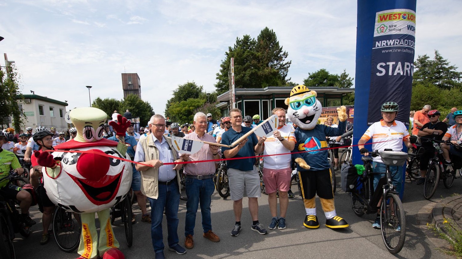 Startschuss für die NRW-Radtour 2024 am Donnerstag in Hamm (v.l.): Oskar Burkert (2. Bürgermeister von Hamm), Eckhard Uhlenberg (Präsident der NRW- Stiftung), Martin Erren (WestLotto) und Ulf Pohlmeier (Wellenleitung WDR 4).