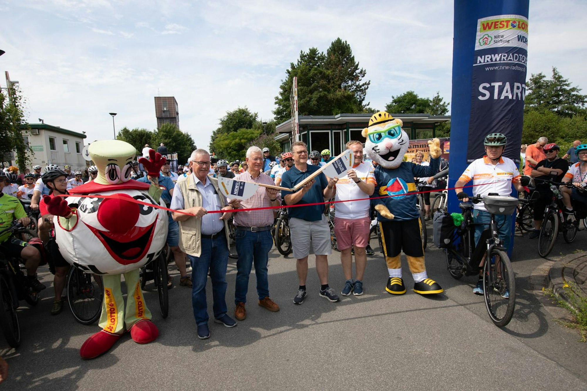 Startschuss für die NRW-Radtour 2024 am Donnerstag in Hamm (v.l.): Oskar Burkert (2. Bürgermeister von Hamm), Eckhard Uhlenberg (Präsident der NRW- Stiftung), Martin Erren (WestLotto) und Ulf Pohlmeier (Wellenleitung WDR 4).