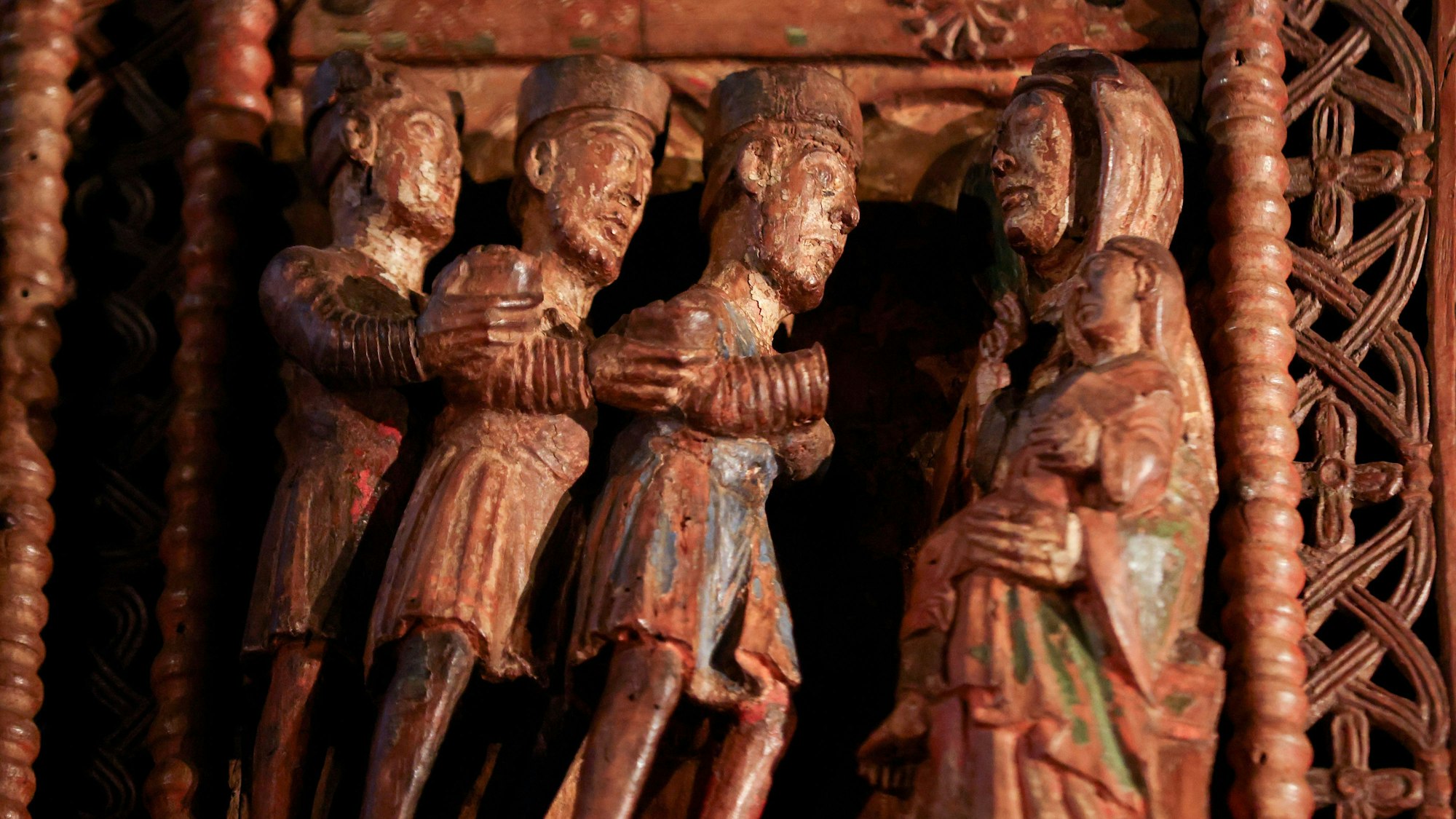 Figuren auf einer Holztür in der Kirche St. Maria im Kapitol in Köln