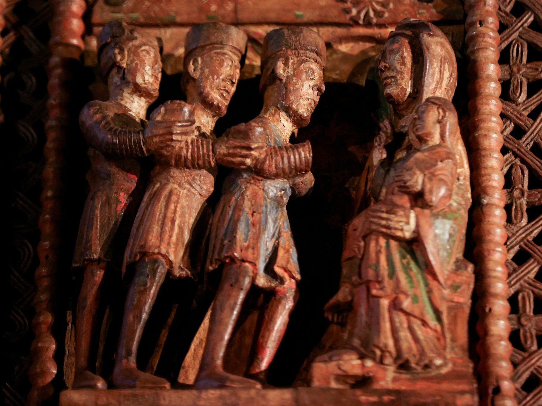 Figuren der Heiligen Drei Könige an der romanischen Holztür.
