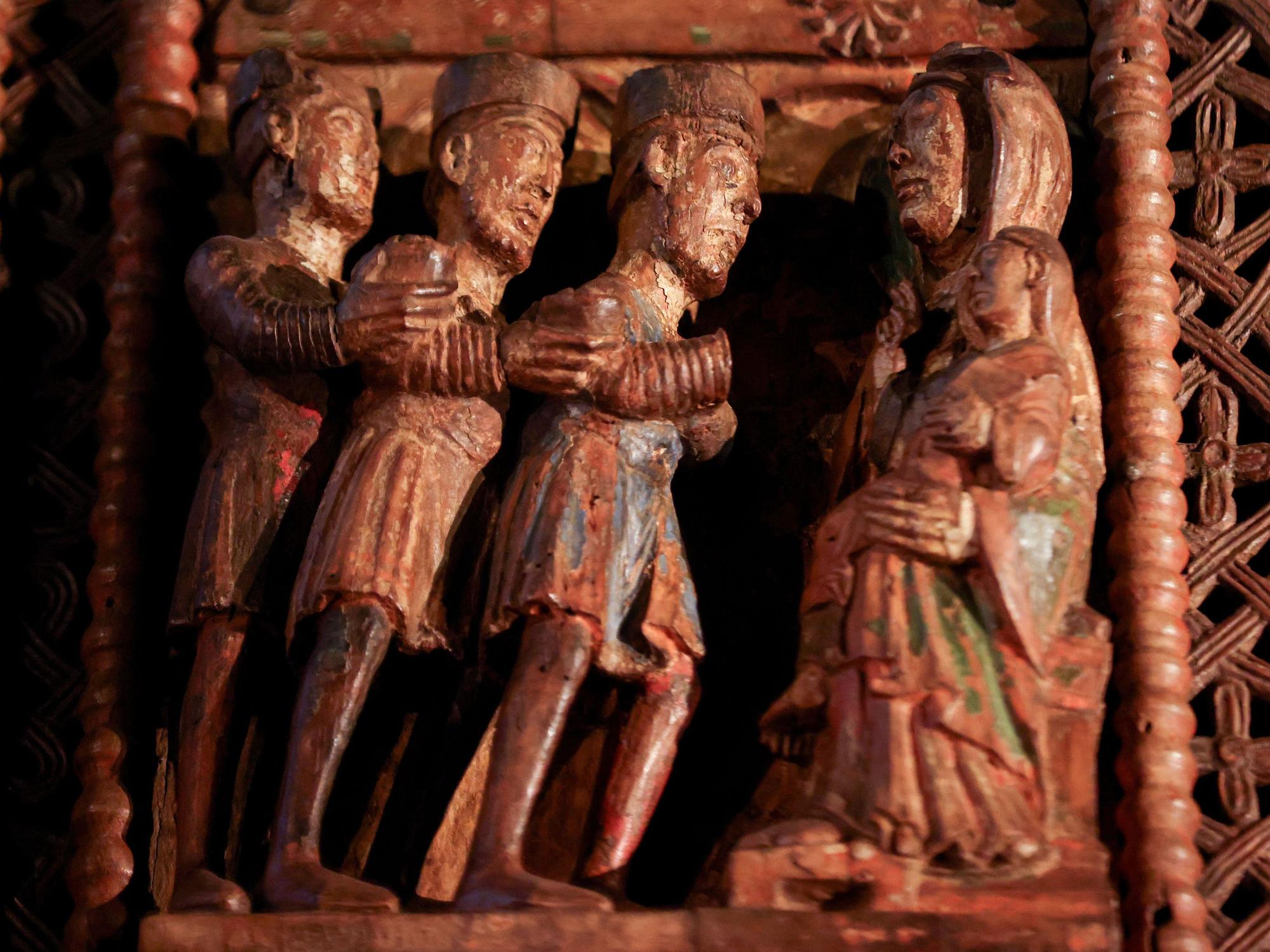 Figuren der Heiligen Drei Könige an der romanischen Holztür.