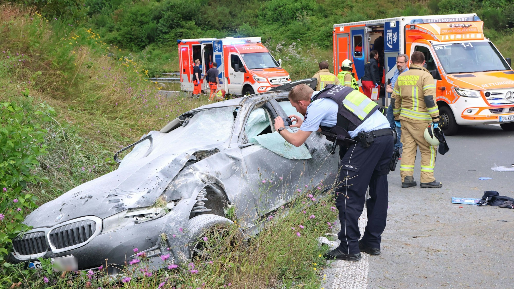 Das Foto zeigt die Situation nach einem Unfall mit mehreren Einsatzkräften.