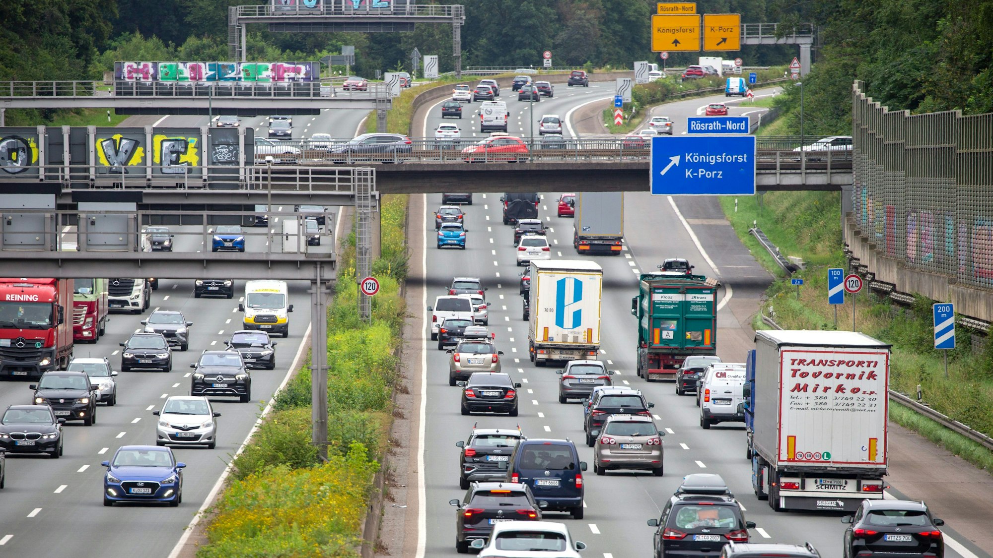 Zahlreiche Autos fahren am Beginn der Sommerferien auf der Autobahn A3 bei Rath-Heumar.