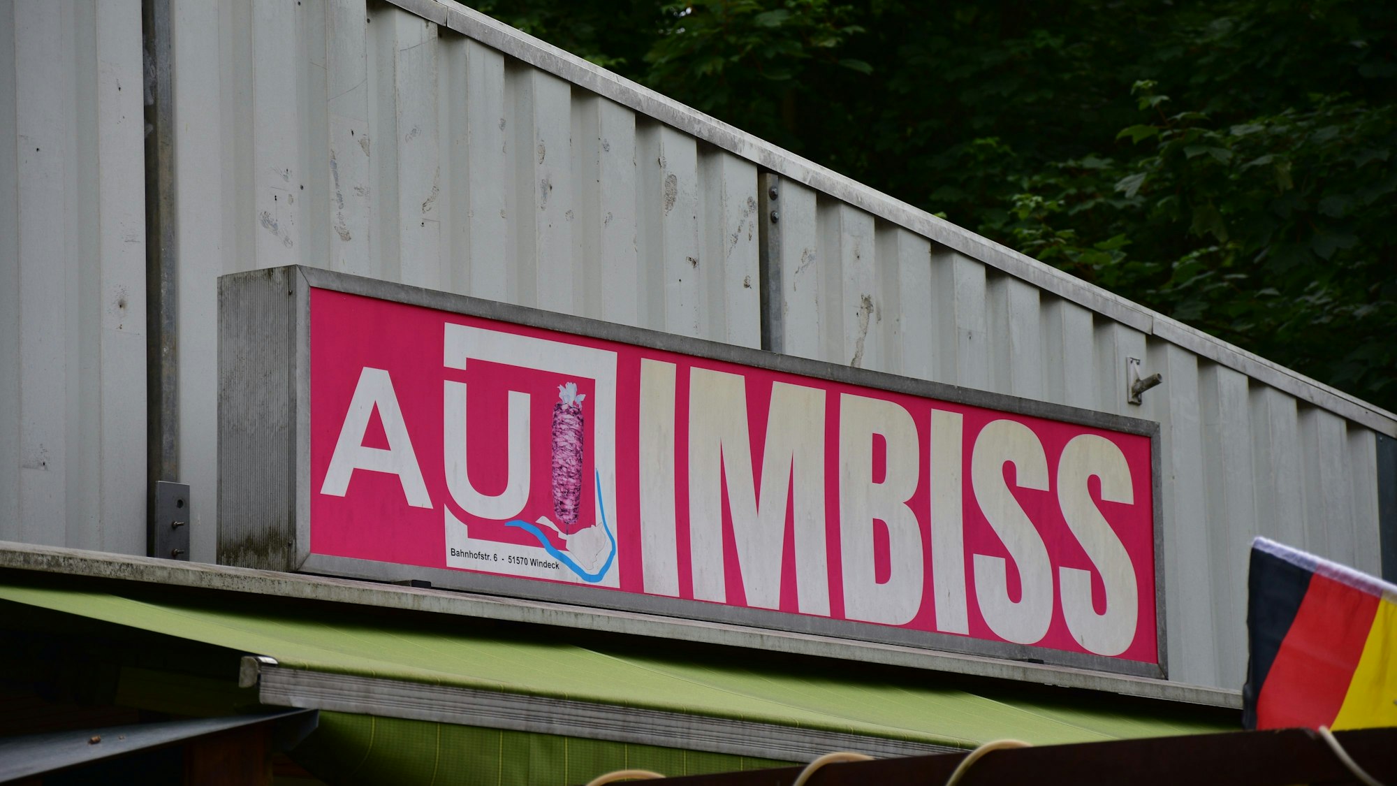 Das Schild einer Imbissbude.
