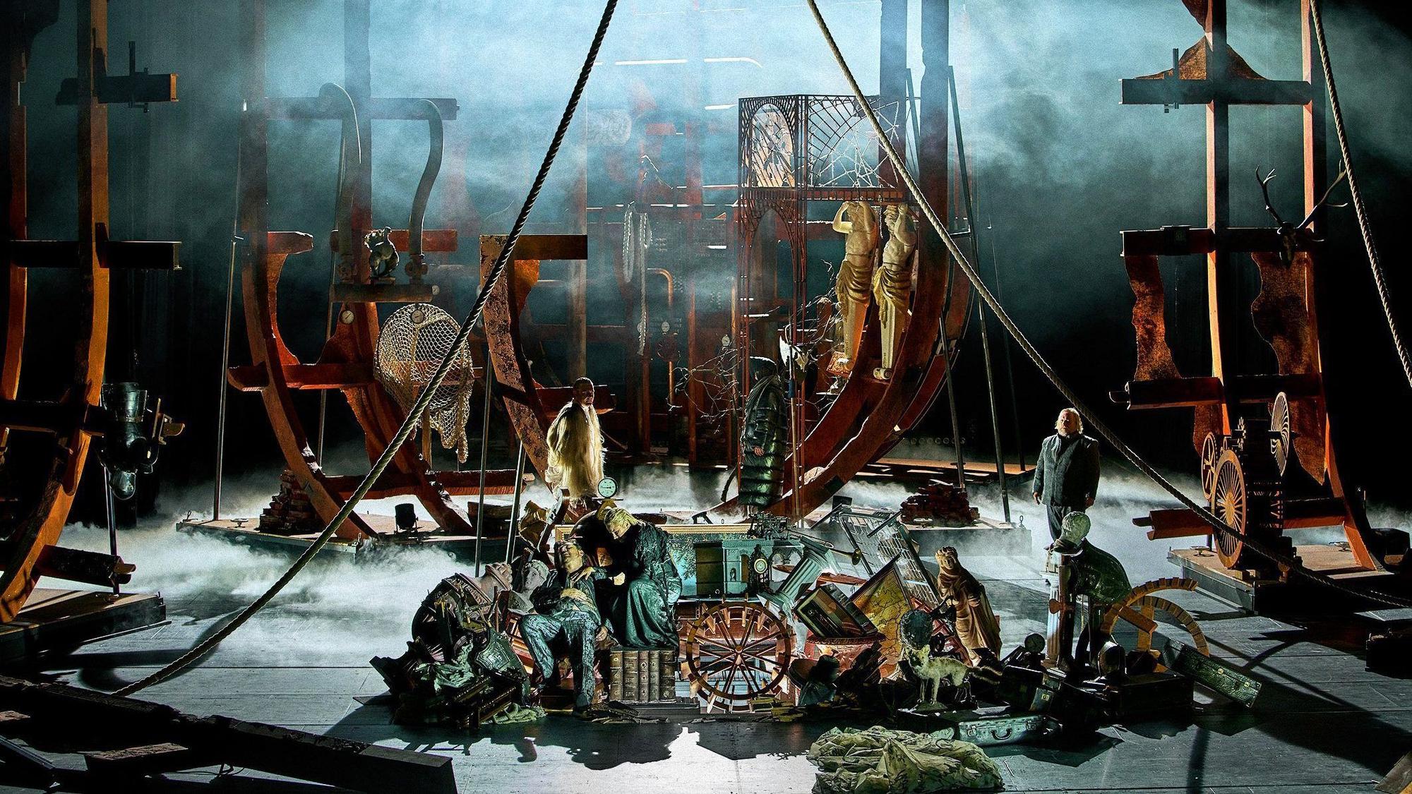Dieses von den Bayreuther Festspielen zur Verfügung gestellte Foto zeigt Andreas Schager (Tristan, vorne, l-r) und Camilla Nylund (Isolde) sowie Daniel Jenz (Ein Hirt, hinten, l-r), Lawson Anderson (Ein Steuermann) und Olafur Sigurdarson (Kurwenal) im 3. Aufzug der Oper «Tristan und Isolde» von Richard Wagner auf der Bühne.
