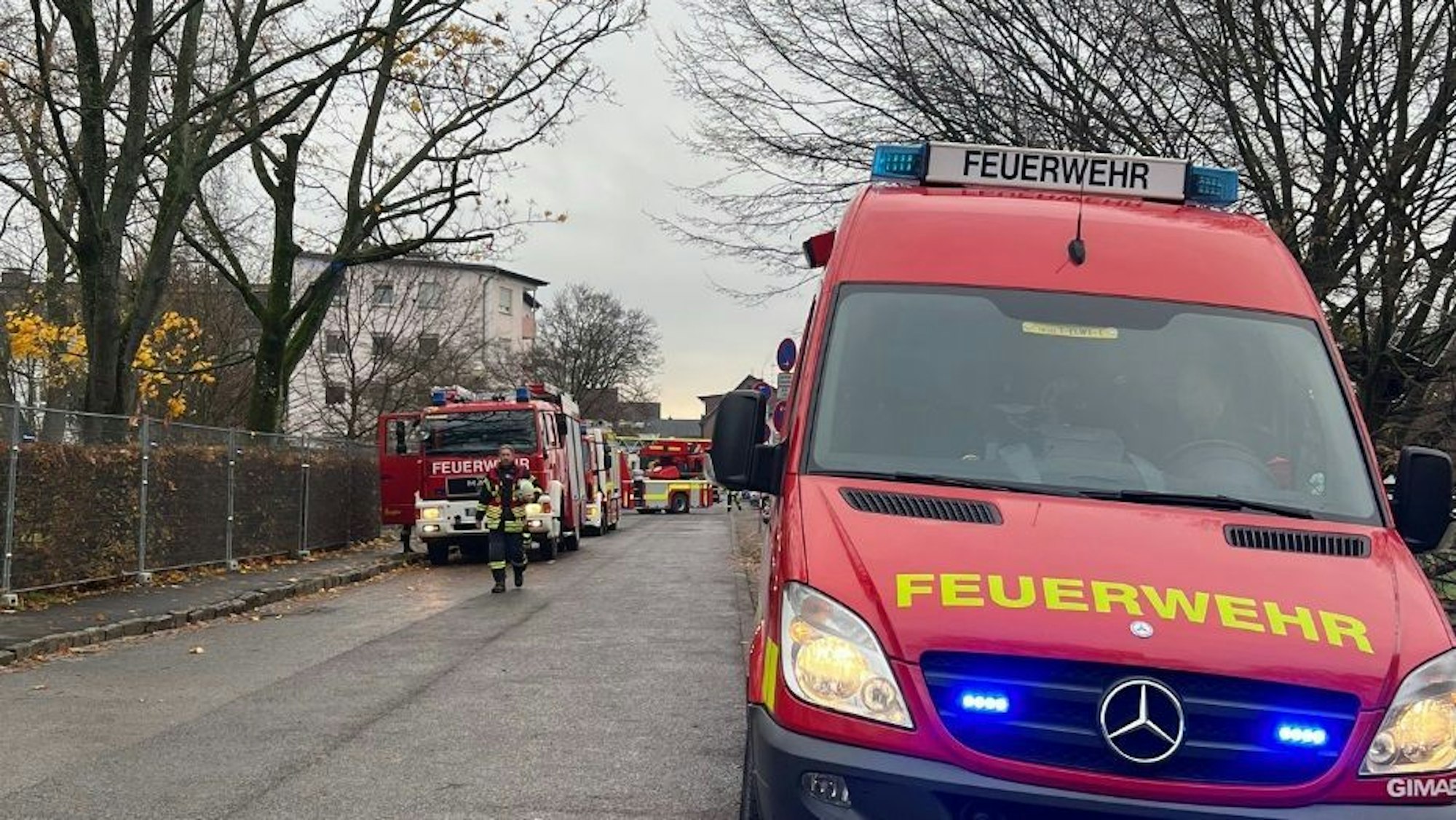 Um 4.24 Uhr wurde die Feuerwehr Leverkusen alarmiert (Symbolbild)