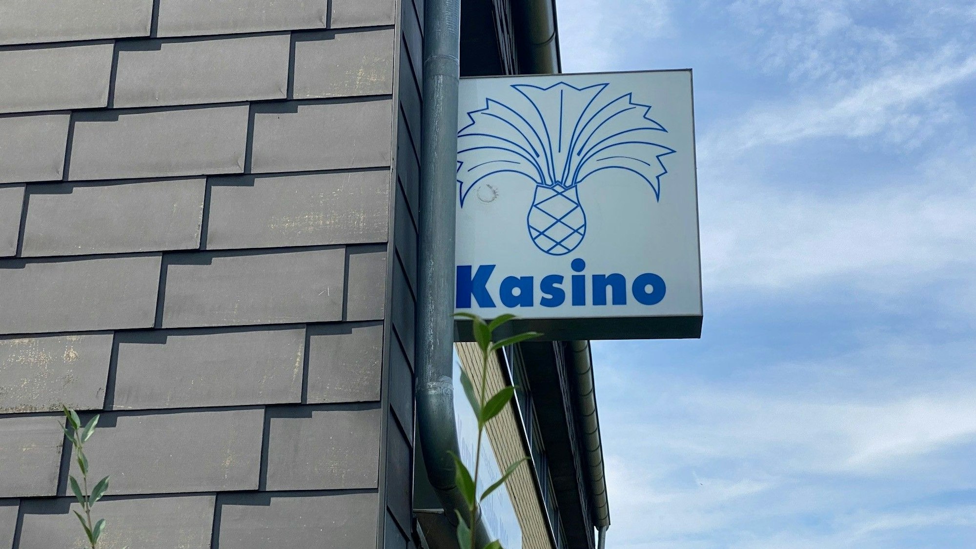 Zu sehen ist ein Schild an einem Gebäude.