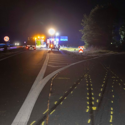 Nach einen Unfall haben Einsatzkräfte Spuren auf der A44 und der die Auffahrt zur A1 in Richtung Köln markiert.