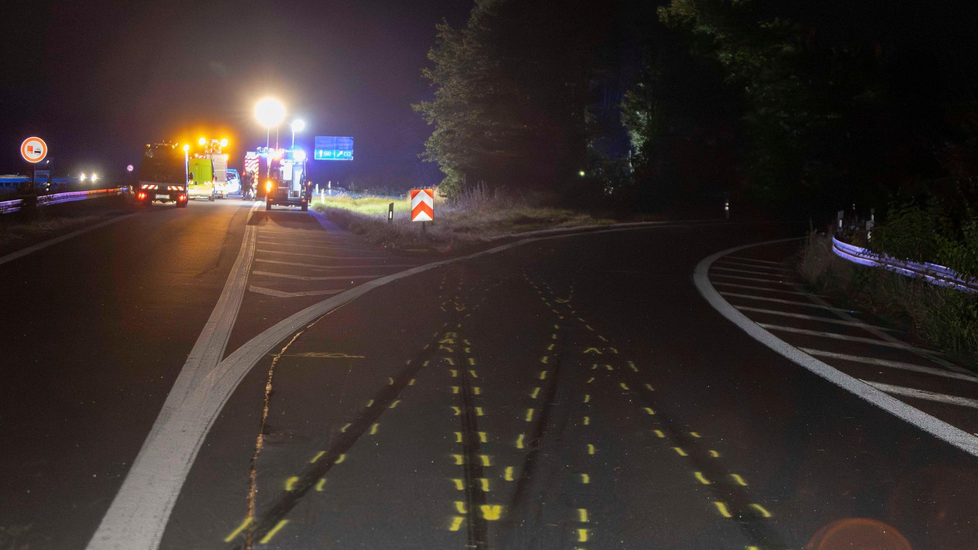 Nach einen Unfall haben Einsatzkräfte Spuren auf der A44 und der die Auffahrt zur A1 in Richtung Köln markiert.
