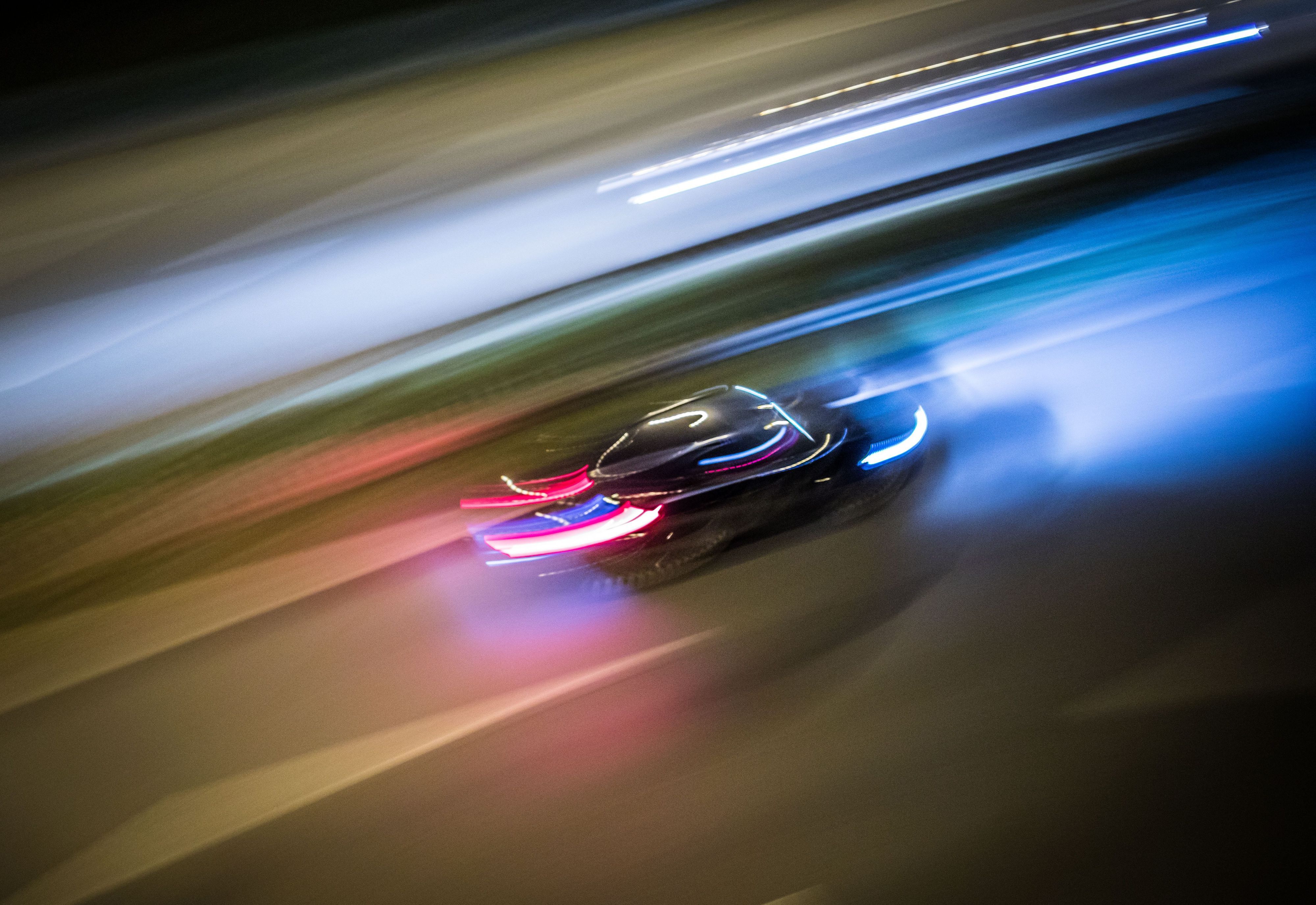 Zu Lichtspuren verwischt sind die Fahrzeuge auf der Autobahn 661.