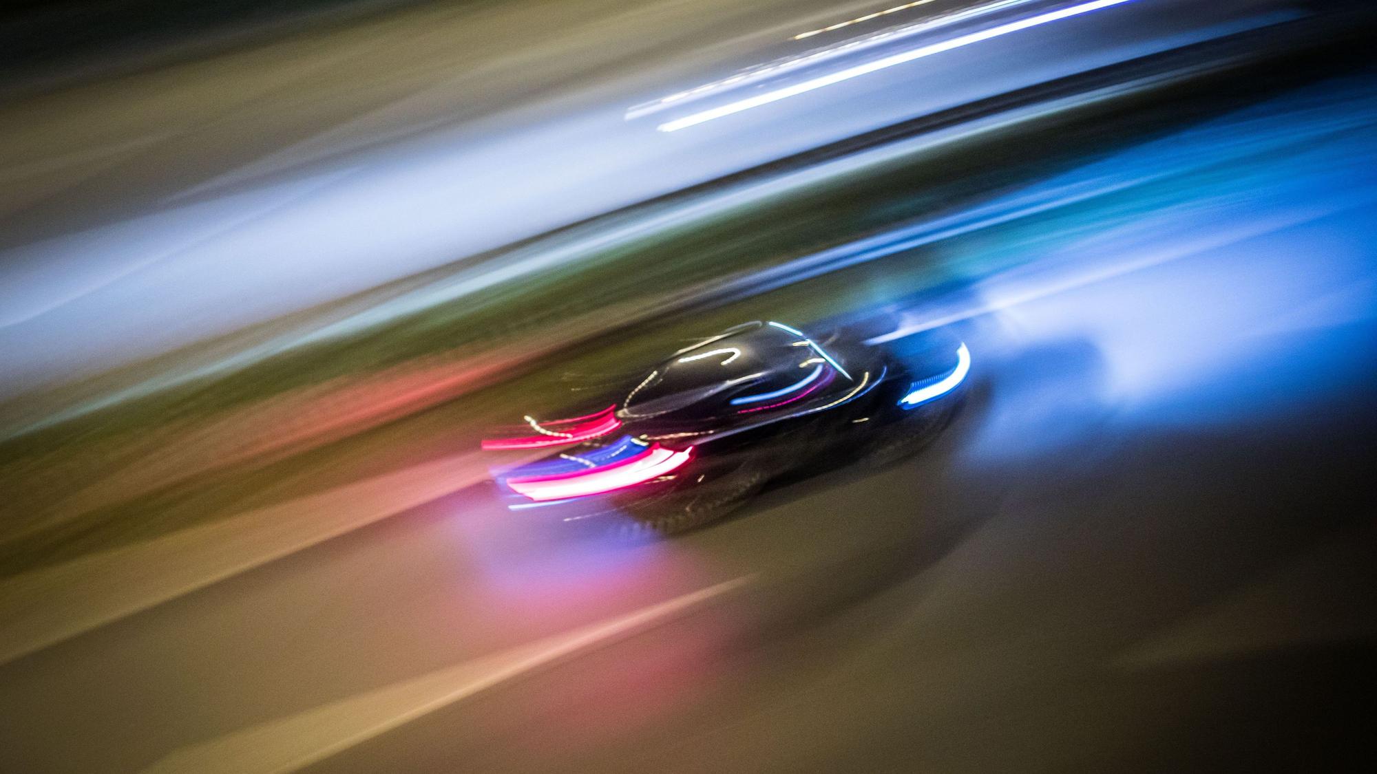 Zu Lichtspuren verwischt sind die Fahrzeuge auf der Autobahn 661.