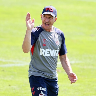 Gerhard Struber, Trainer des 1. FC Köln, gibt im Trainingslager in Bad Waltersdorf seinen Spielern Anweisungen.