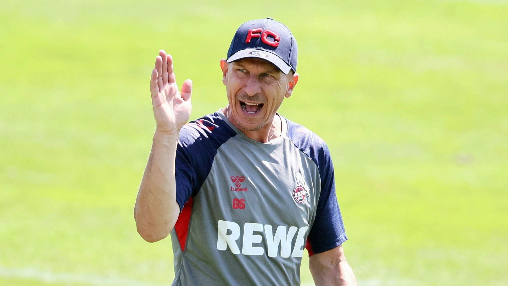 Gerhard Struber, Trainer des 1. FC Köln, gibt im Trainingslager in Bad Waltersdorf seinen Spielern Anweisungen.