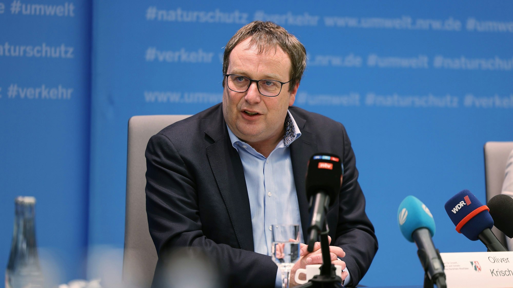 Oliver Krischer (Bündnis 90/Die Grünen), Umwelt- und Verkehrsminister von Nordrhein-Westfalen, versuche der mutmaßliche Schleuser-Chef für seine Zwecke einzuspannen.