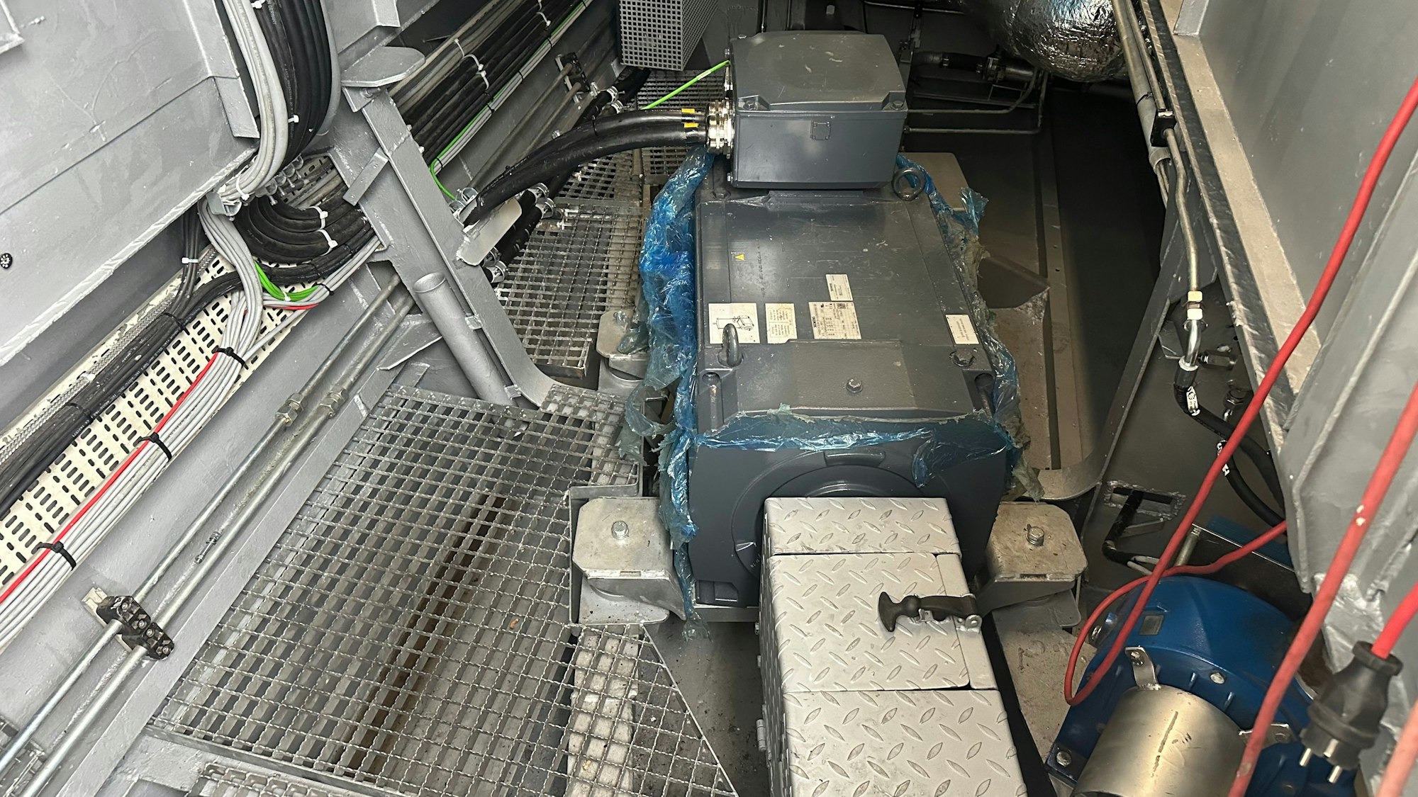 Noch sind sie mit blauer Folie geschützt. Der neuen Elektroantriebe der Fähre sind schon an ihrem Platz montiert.