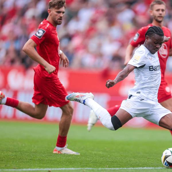 Nathan Tella von Bayer 04 Leverkusen mit einem Schuss im Testspiel bei Rot-Weiss Essen.