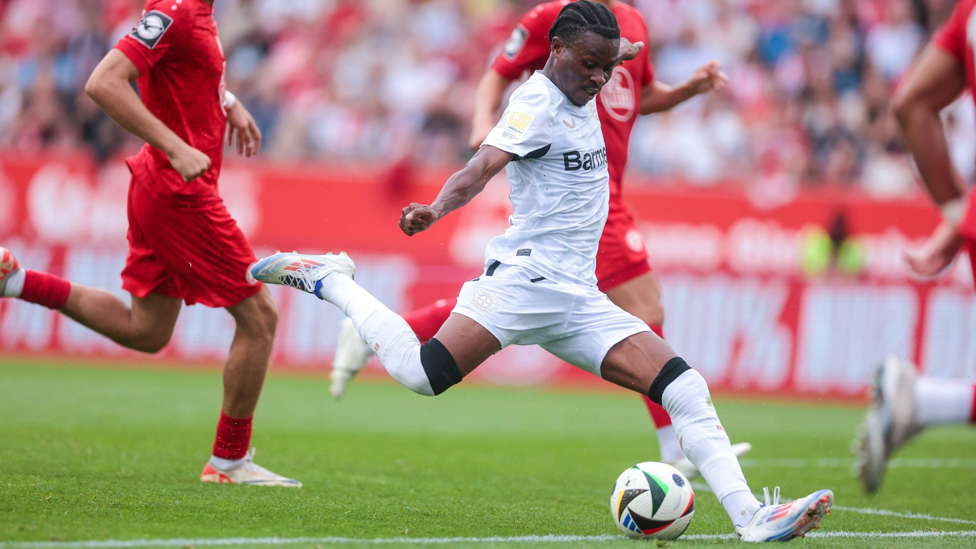 Nathan Tella von Bayer 04 Leverkusen mit einem Schuss im Testspiel bei Rot-Weiss Essen.