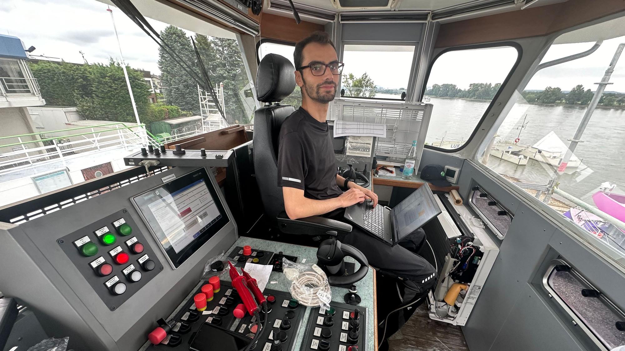 Die Fähre Konrad Adenauer wird auf der Lux Werft in Mondorf auf Elektroantrieb umgestellt.