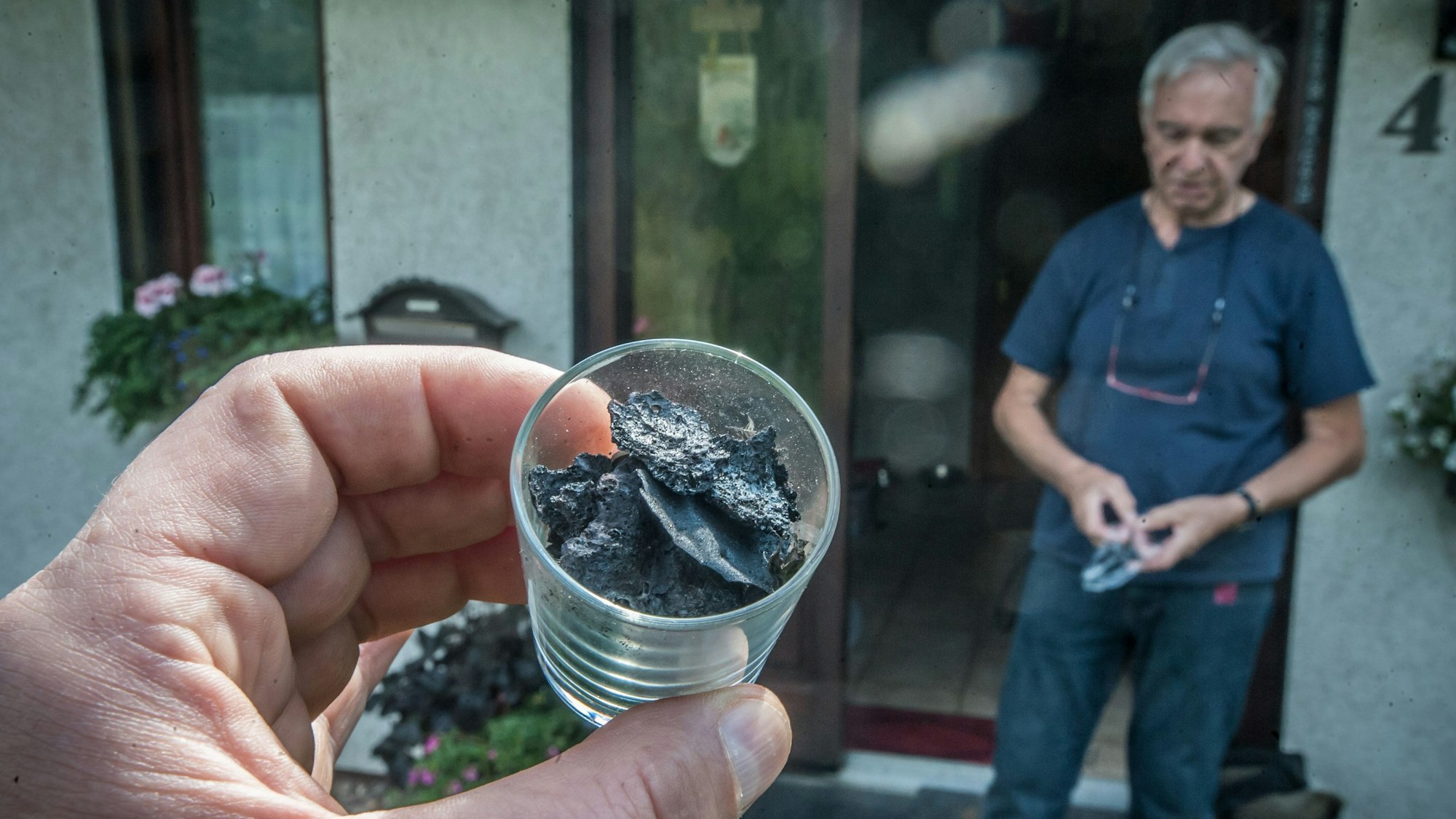 Peter Odenthal, Alte Garten, Bürrig, hat Rußpartikel gesammelt, die etwa 5-Cent-Stück-groß sind.