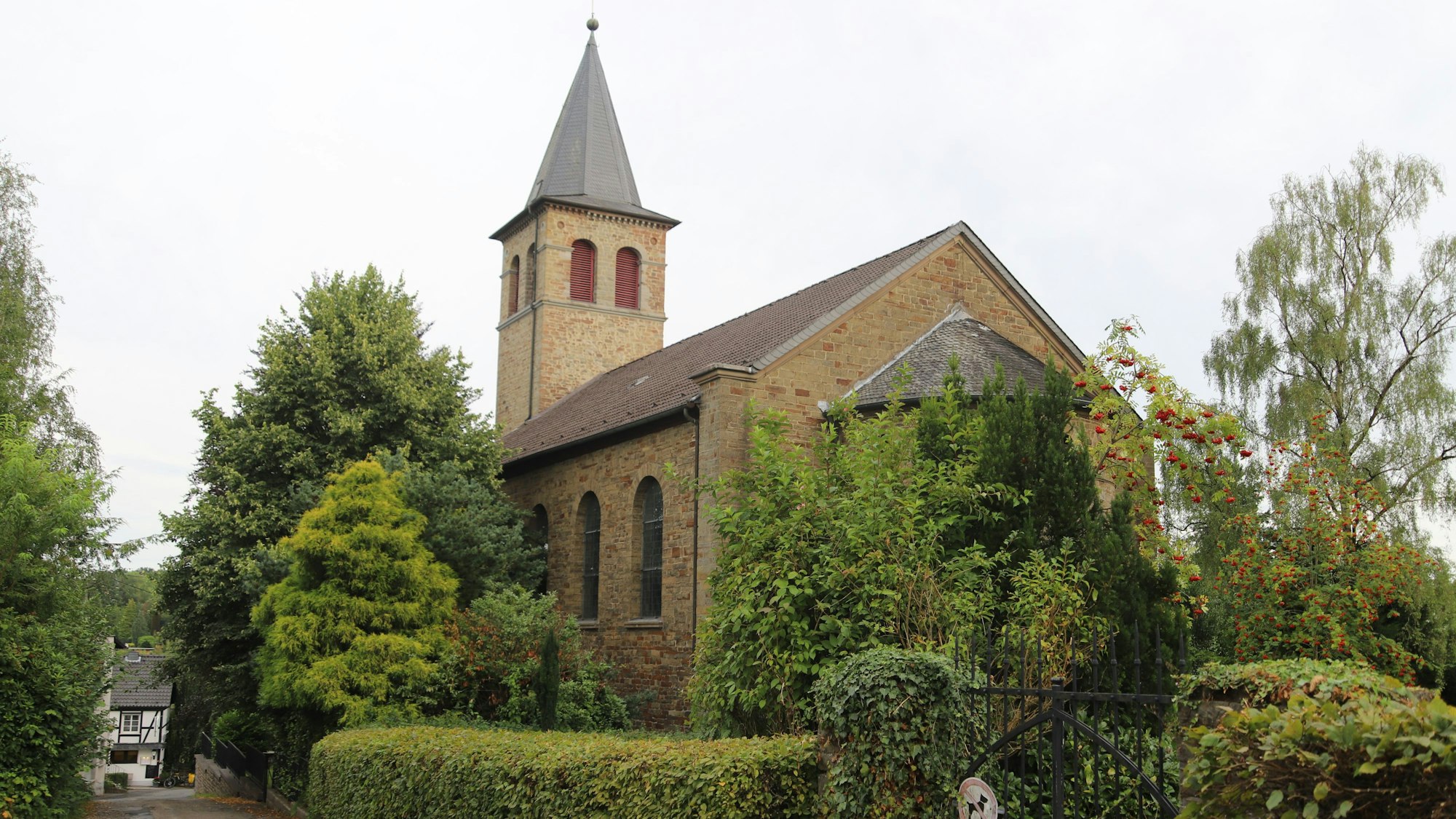 Die von 1853 bis 1855 erbaute, evangelische Kirche in Seelscheid liegt am Weg und lohnt allemal einen Besuch.