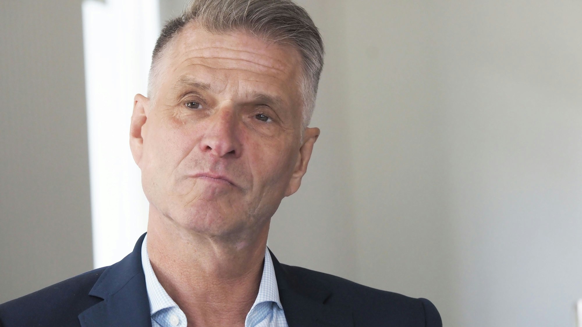 13.05.2022, Köln. Der Vereinspräsidenten Hanns-Jörg Westendorf (re, Fortuna Köln) vor dem Mittelrheinpokal-Finale. Foto: Max Grönert