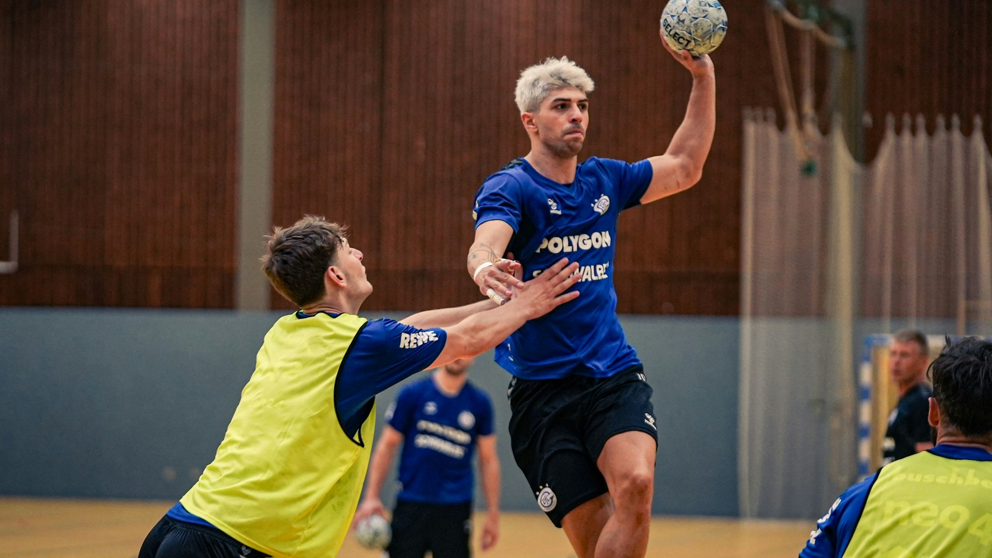 Rückraumspieler Giorgi Tskhovrebadze, mit blonden Haaren, in einer Spielsituation.
