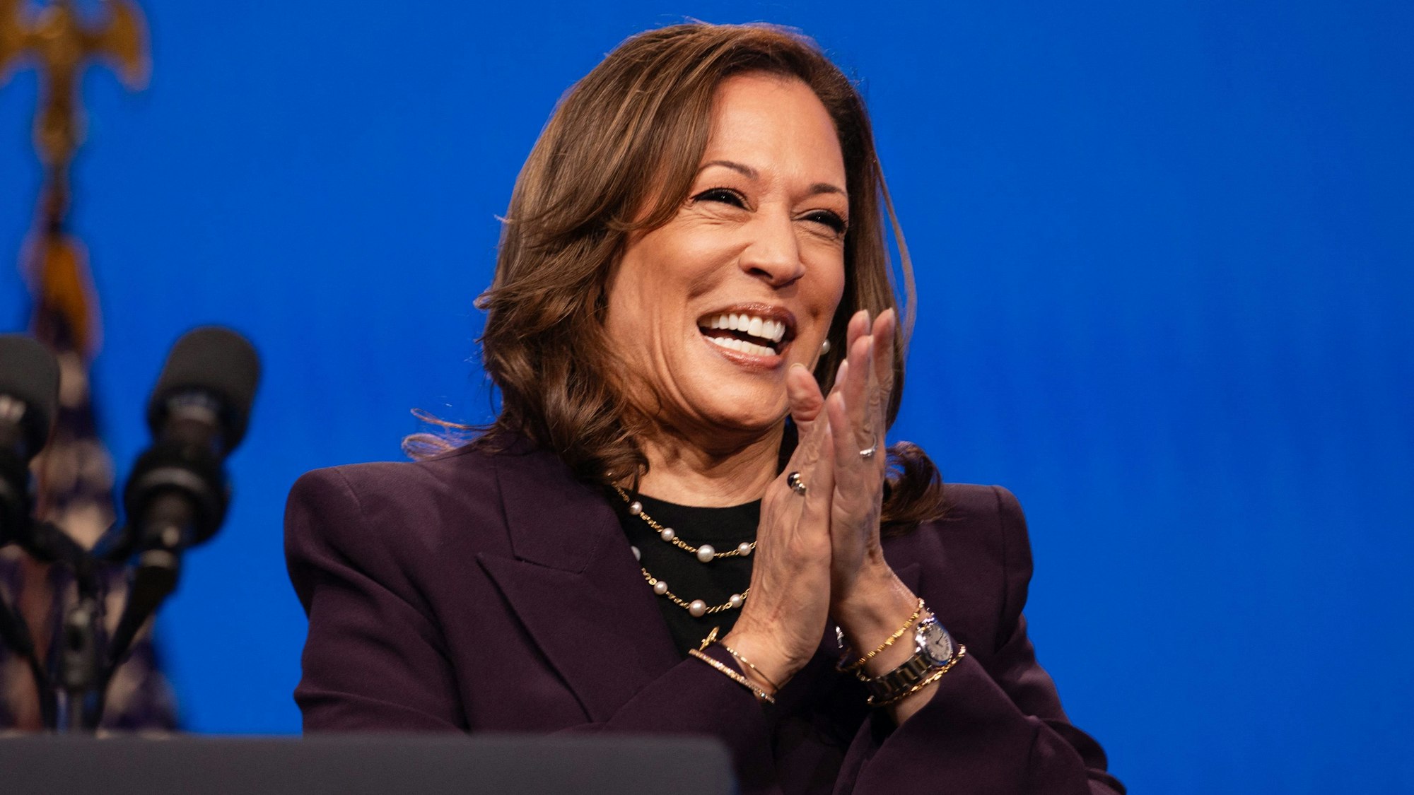 Bühne frei für Vizepräsidentin Kamala Harris.