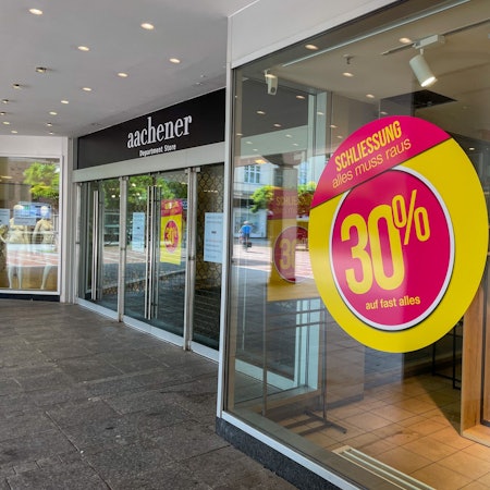 Es ist das Ende einer langen und äußert wechselhaften Geschichte. Das Modehaus „Aachener“, das zuletzt noch im Erdgeschoss des ehemaligen Kaufhof-Gebäudes in der Wiesdorfer Fußgängerzone geöffnet hatte, ist geschlossen.