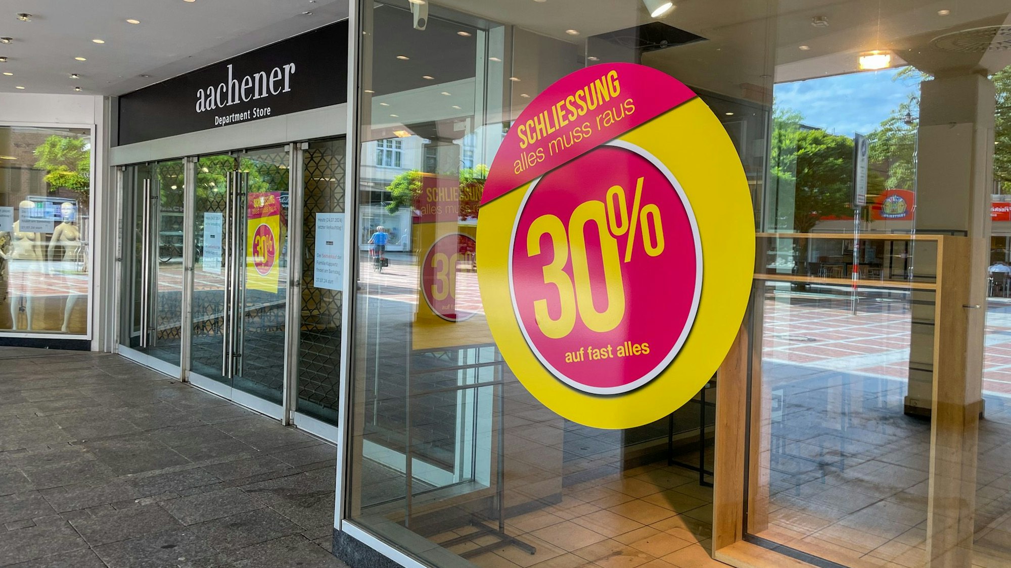 Es ist das Ende einer langen und äußert wechselhaften Geschichte. Das Modehaus „Aachener“, das zuletzt noch im Erdgeschoss des ehemaligen Kaufhof-Gebäudes in der Wiesdorfer Fußgängerzone geöffnet hatte, ist geschlossen.