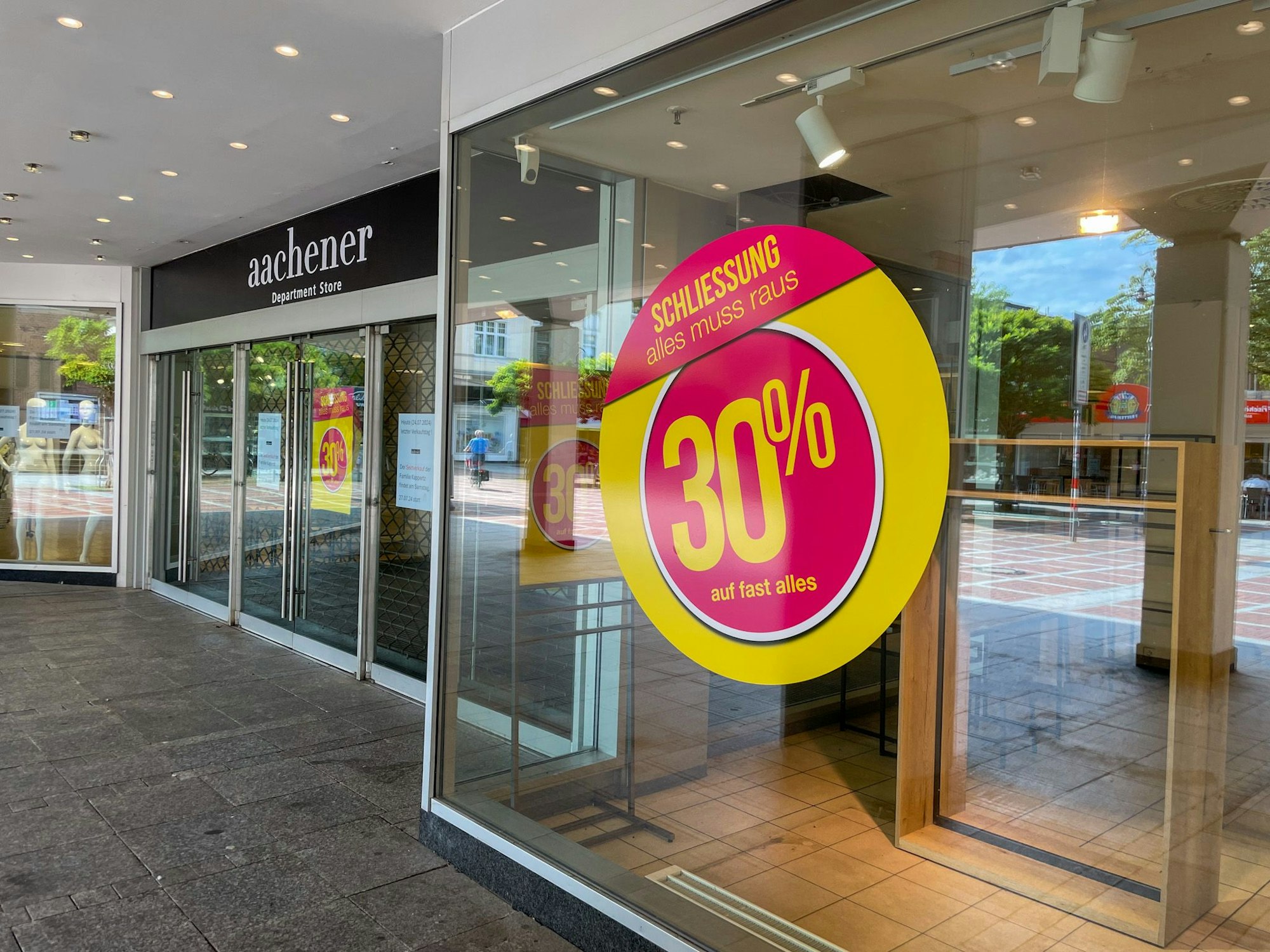 Das Modehaus „Aachener“, das zuletzt noch im Erdgeschoss des ehemaligen Kaufhof-Gebäudes in der Wiesdorfer Fußgängerzone geöffnet hatte, ist geschlossen.